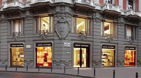 negozi gucci napoli|Gucci riapre a Napoli: in via dei Mille con uno store a 3 piani.